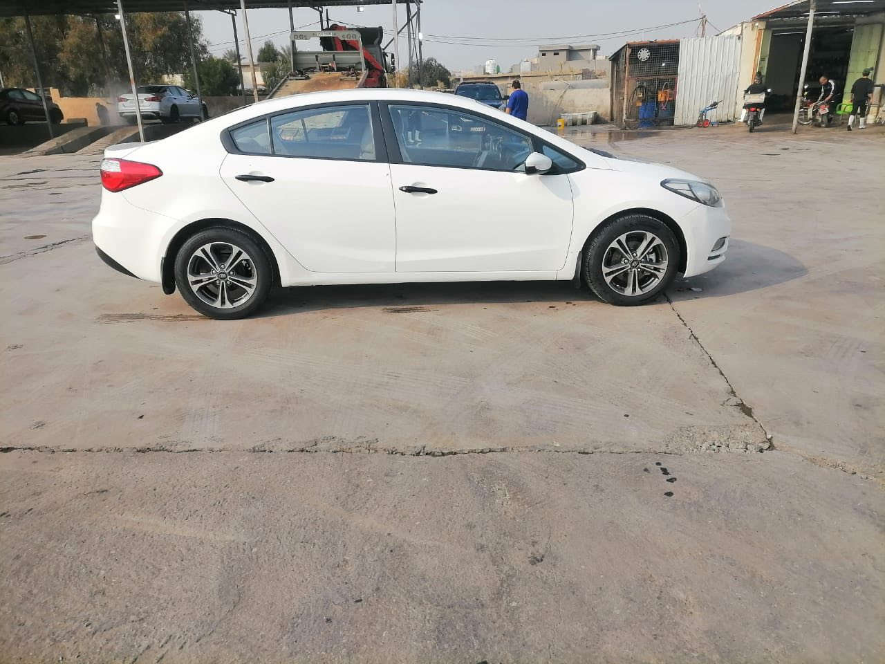 كيا سيراتو وارد   خليجي  موديل 20015 بيضاء اللون رقم ديالى السعر 126وبيهه مجال بسيط  الرقم ***********
