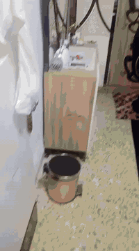 بيت للبيع مساحته 100 مربع خدمات كامل تبليط مجاري اناره السعر27ام ال ابو حسين ام الهوش غرفتين وصاله وصحيات ومطبغ براني بس اساس الاستفسار ***********مكتب عقارات الصالح الجربوعيه الأولى قرب مدرسه القحطانيه السايدين
