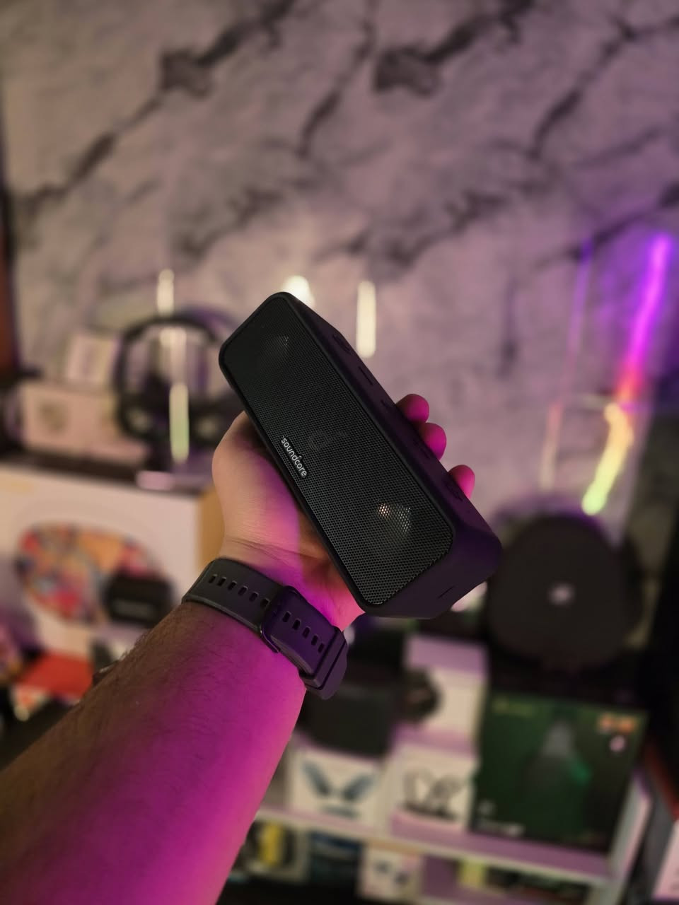 🔊 Soundcore 3 | Portable Bluetooth Speaker 🖤✨

سماعة محمولة من Soundcore by Anker تقدم صوت قوي بحجم عملي، مع تفاصيل واضحة وبيس عميق يمنحك تجربة استماع ممتعة بكل مكان 🎶🔥

تتميز بدرايفرات مع أغشية تيتانيوم (Titanium Diaphragms) ✨ التي تعطي نقاء أعلى بالترددات ووضوح أقوى بالصوت حتى على مستويات الصوت العالية، مع تقنية BassUp™ لتعزيز الباس بشكل ديناميكي 🔊⚡

تدعم Bluetooth 5.0 لاتصال سريع وثابت بدون تقطيع 📡، وبطارية تدوم حتى 24 ساعة تشغيل حتى تبقى الموسيقى مستمرة طوال اليوم 🔋⏳

كما تأتي بمقاومة ماء IPX7 💧 لتناسب الطلعات والجلسات الخارجية بكل ثقة، مع دعم PartyCast لربط عدة سماعات مع بعض وتجربة صوت أوسع 🎉🔥

 Soundcore 3…✨️
 صوت نقي بأغشية تيتانيوم، باس قوي، وأداء يتفوق على حجمها بكل جدارة. 🖤🎶

للحجز والاستفسار خـاص…📩


**إذا كنت صاحب هذا الإعلان وتريد حذفه لأي سبب، رجاءا أرسل رسالة إلى الدعم الفني**