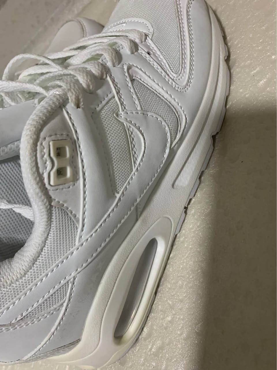 دوو جوت كاله ى ماركه ى (nike) و (àir) به ريتانيه
قياسى ٤١ و ٤٢ 
نرخي هه ر جوتيك ٥٠$ 
*********** السليمانية, العراق
