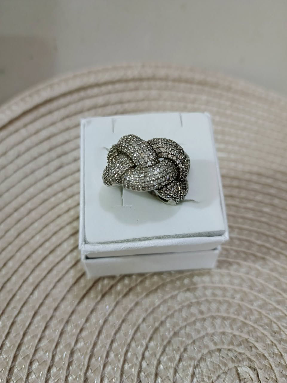 خاتم فضه فاخر مرصع بأحجار دقيقة، ذو حلقات متشابكة سميكة قطعه مميزه وجميله للعشاق القطع المميزه السعر 30 دينار شامل التوصيل والله يبارك لصاحب النصيب


**إذا كنت صاحب هذا الإعلان وتريد حذفه لأي سبب، رجاءا أرسل رسالة إلى الدعم الفني**