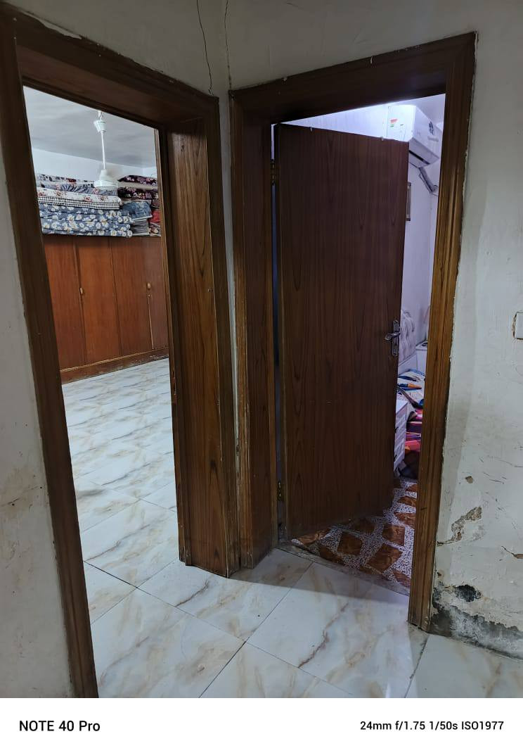 بيت المساحه 100متر مربع يتكون من 2غرف نوم وصاله واستقبال وحمام داخلي وخارجي ومطبخ الموقع منطقه اامام عون قرب حلويات دهين ابو علي متوفر كافه الخدمات ماء كهرباء، مجاري تبليط يبعد. عن شارع بغداد. 150 متر طابو زراعي سند. 25 السعر 70 مليون او مراوس حسب القناعه ***********
