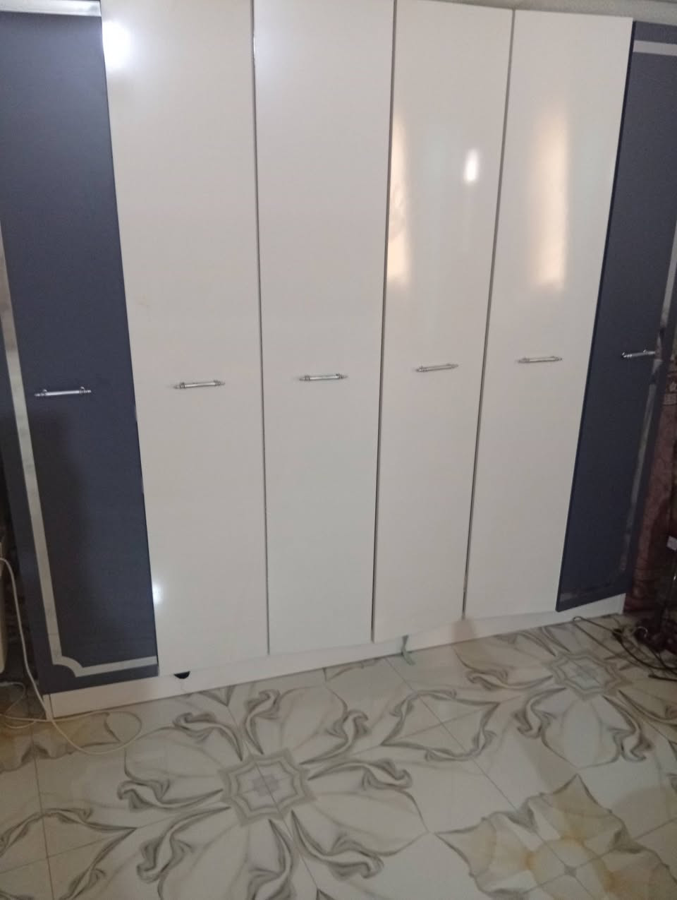 غرفه تركي للبيع نضيفه ورديه خارج قرب جامع العكام سعرها 500للتواصل***********
