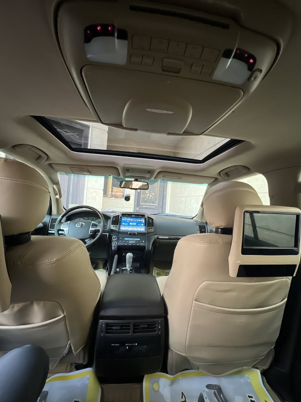 لاندكروز ستينية2011 V8-4700
السلام عليكم 
للبيع لاندكروز مكفولة من كلشي ماشية 98الف 
رقم بغداد مميز 
السعر 350$
وبيها مجال
***********
