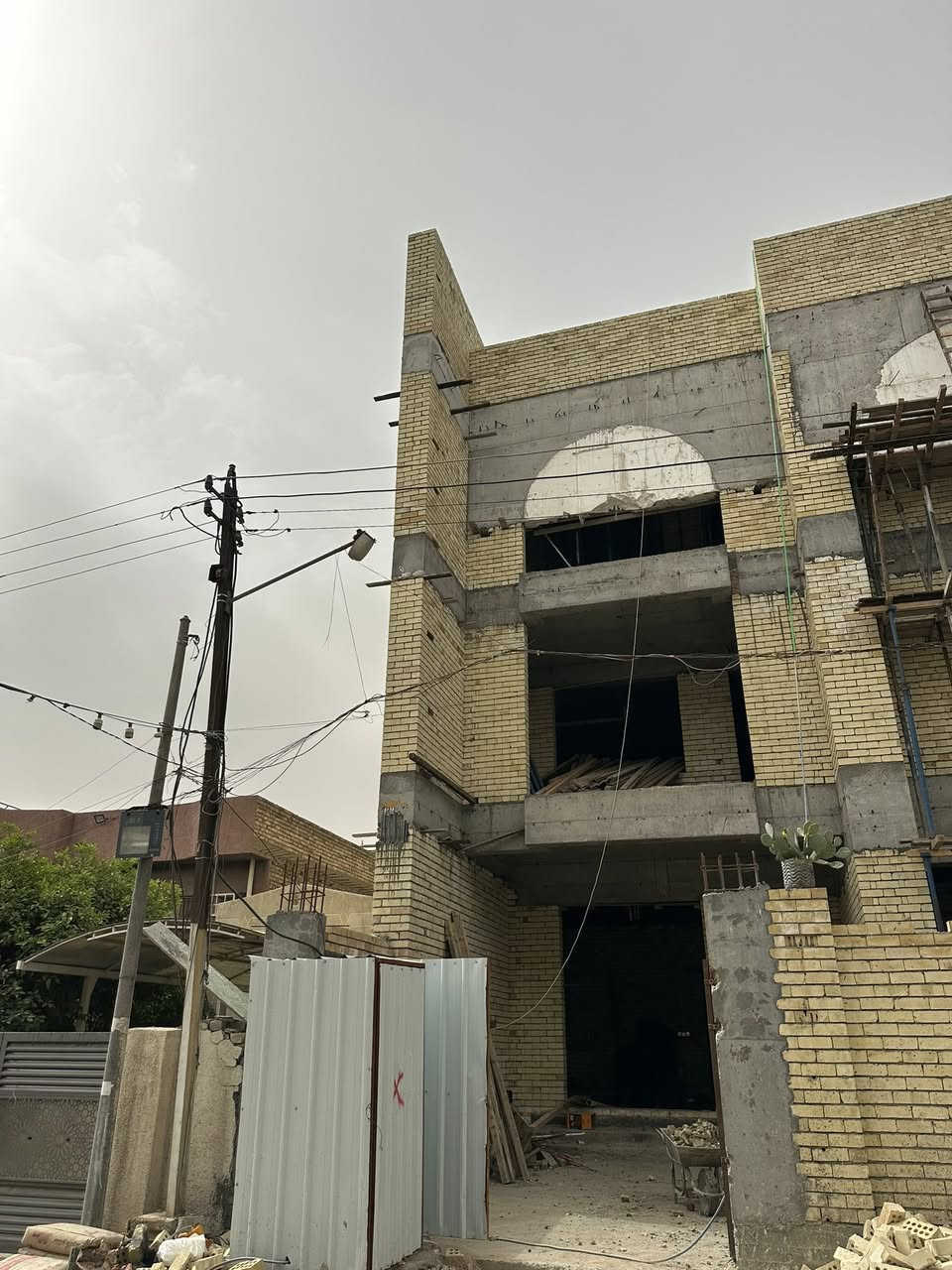 السلام عليكم 
تم على بركة الله 
ختم البناء بالكامل
لموقع حي الجامعة (7)
على ارض بمساحة 300م
رقم الهاتف / واتساب 
***********
