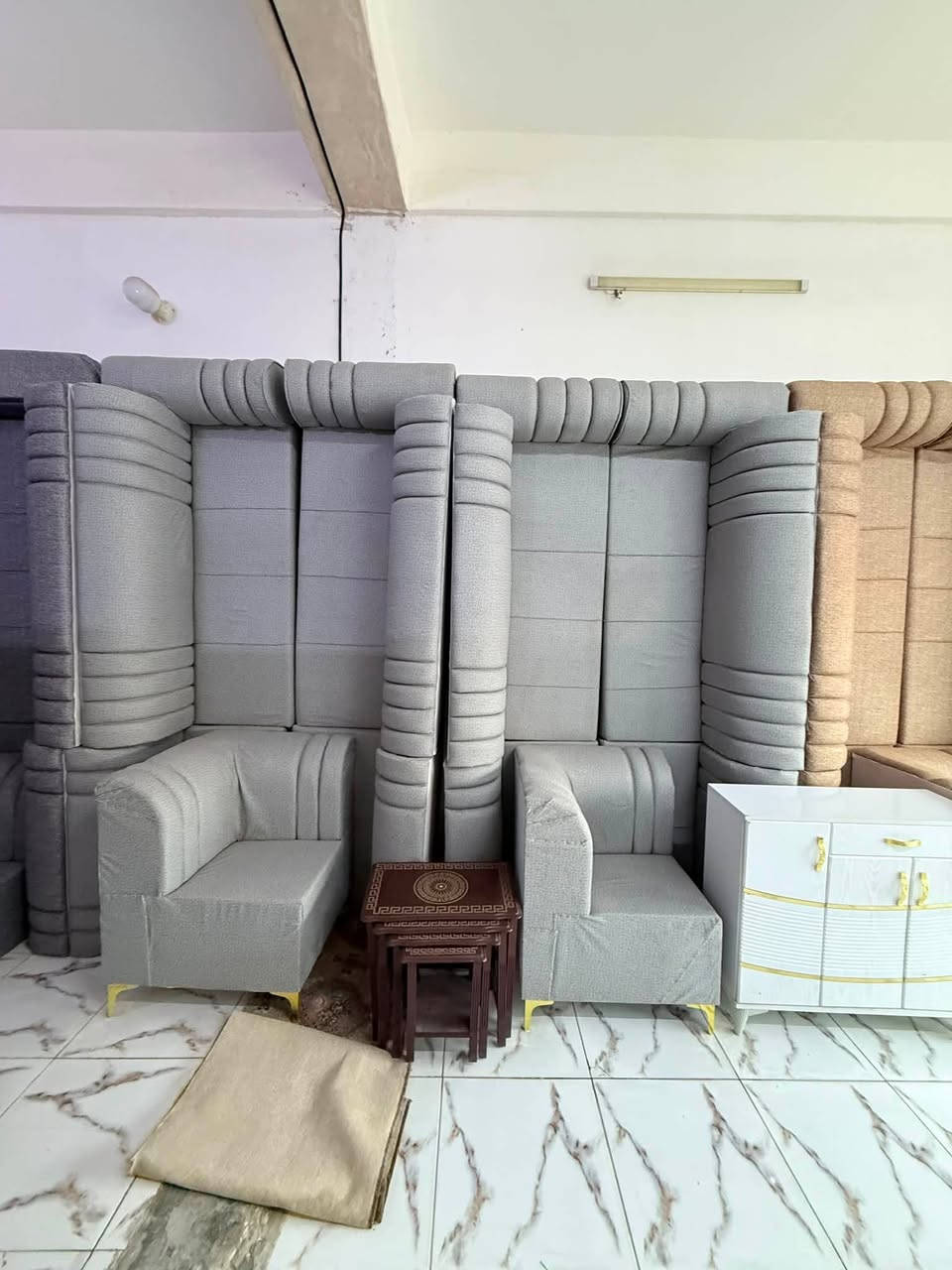 مجمع محسن الشمري 
بكافة انواع اثاث 
متوفر جميع اثاث مواد المنزلية الجديد فقط 
كاونترات/ ديواوين/ كرسي دوار / ميز طعام خشب + جام 
لوكر مكتبة/ 
ملاحظة متوفر سبالت باله 2 طن / الى 3 طن 
كله شغال تشغيل + تبريد اسعار مناسب جداا 
العنوان الديوانية قضاء عفك قرب الجسر حمام مقابل سيد حسن 
***********
