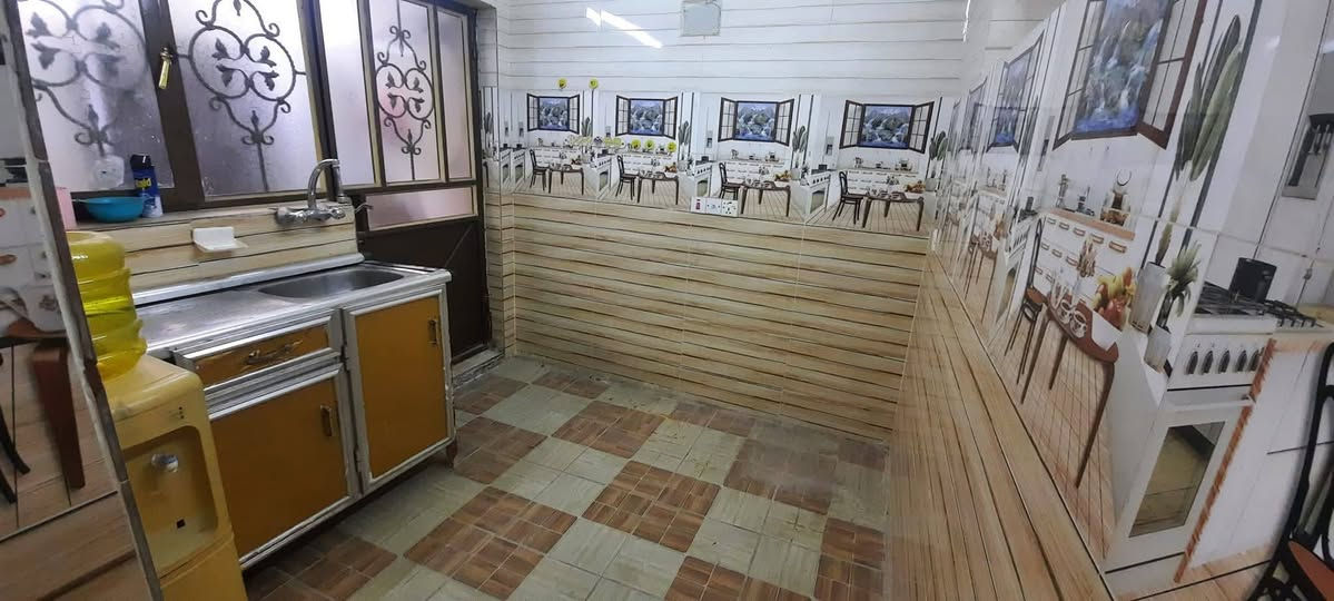 السلام عليكم 
بيت للايجار في منطقة الاعظمية شارع سهام 
البيت يحتوي على مدخلين 
الطابق الارضي يحتوي على صالة ومطبخ وغرفة نوم وخدمات 
الطابق الثاني يحتوي على غرفتين وبالكون 
الطابق الثالث سطح 
علمآ ان البيت يحتوي على ماطور ماء وسخان وخط مولد 
السعر ٧٥٠ وبي مجال للاستفسار ***********
