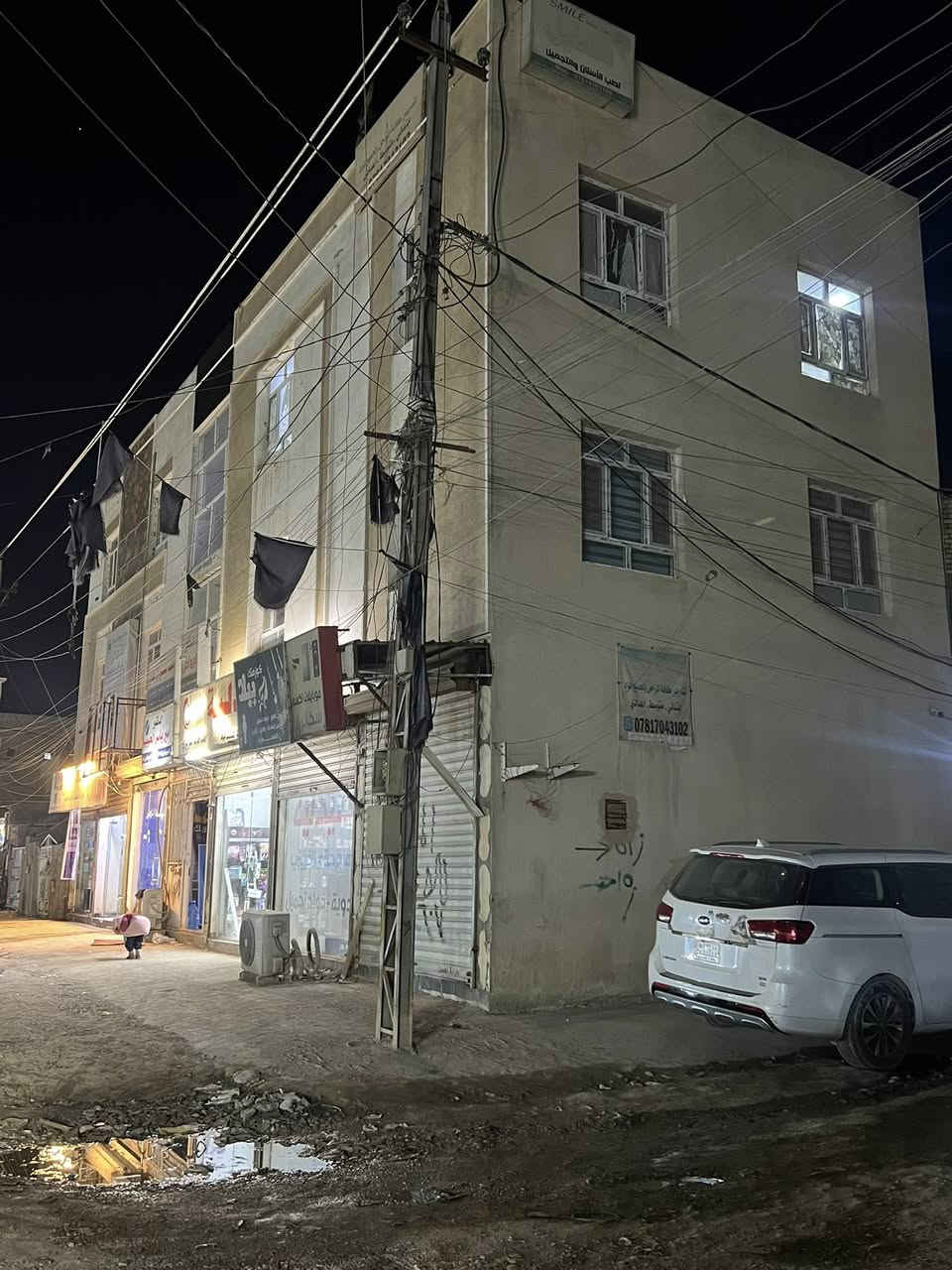 بنايه للبيع مساحه ١٥٠ م ركن واجه ٢٠ ونزال ٧ ونص. تحتوي على محلات عدد ٦ وشقق عدد ٤ ثلاث طوابق مجمع كامل موقع شارع ٢٠ التجاري حي الربيع الوارد الشهري ٢٦٠٠ الف
السعر ٤٥٠ مليون 
***********
او مراجعت مكتب الرحمن
