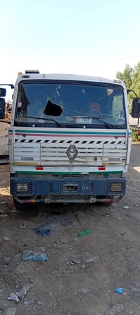 للبيع رينو موديل ١٩٩٣ تحويل السعر ٤٠ ورقه وبيه مجال مسجله بل السنويه ر...