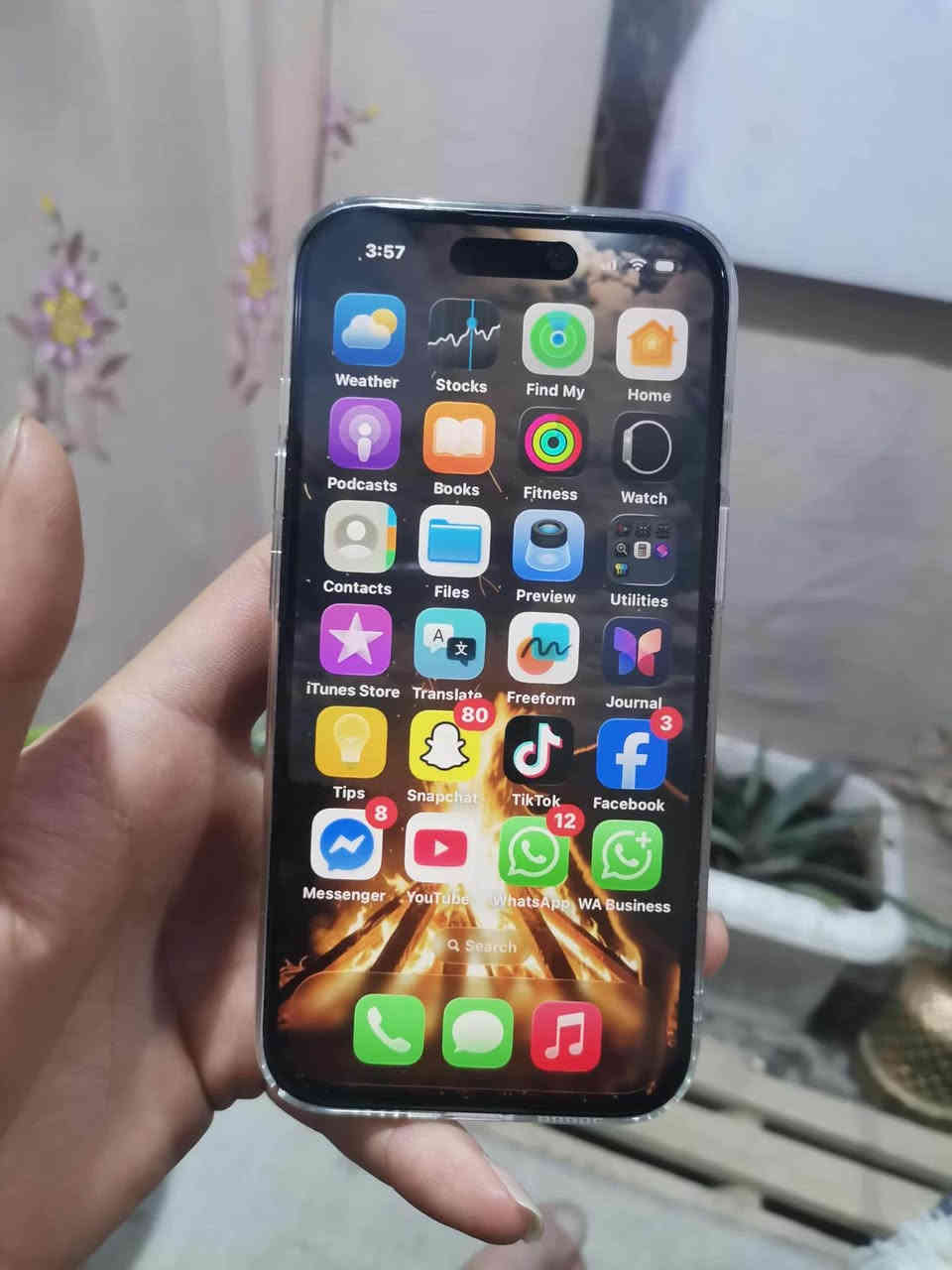 ئایفۆن ١٥ی کەپس هیچی نەگۆرایە بەشەرت ١٢٨گێگا پاتری٨٤بەس هەندەک شوختی شاشەی هەیە بەدرحی پرای ڤسی دیار نابی 
سعری ٤٥٠دۆلار و هەندەک محامەلە*********** أربيل, العراق
