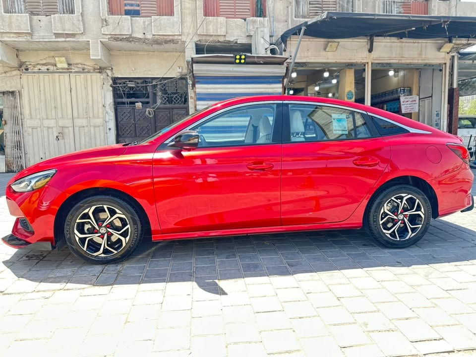 Mg gt 2023 تنفس طبيعي الخليجي 
ماشية ٣٨ الف كيلو 
سعرهة ١١٥ ورقة 
رقم بغداد الجديد 
السيارة نظيفة جداً وع مشاوير الدوام 
ضايفيلهة قطع لحية ودفيوزر خلفي وسكوبات وباتمان مري 
ومبدلين تخم تايرات جديد 
وادامة كامله من تبديل الدهن والفلاتر منا لل ٤٢ الف يلا تتبدل دهنهة وبيهة (تضليل قطع قماش لكامل السيارة تضليل ١٠٠٪؜)
 
    مواصفاتهة 
* المحرك 4 سلندر ال ١٥٠٠ عادي بدون تيربو 
* القوة: 120 حصان
* العزم: 150 نيوتن.متر
* ناقل الحركة: CVT أوتوماتيك
* نظام الدفع: أمامي (FWD)
* التسارع 0-100 كم/س: حوالي 10.5 ثانية
* خزان الوقود: 50 لتر
* استهلاك الوقود: حوالي 5.7 لتر/100 كم (يعادل نحو 17.5 كم/لتر). 
*Auto hold ❇️
بصمات ثنين 

المواصفات الخارجية 

* جنوط ألمنيوم 16 إنش
* مصابيح LED نهارية
* مصابيح خلفية LED
* مرايا كهربائية
* دخول ذكي (Keyless Entry). 

الداخلية

* مقاعد قماش
* شاشة معلومات وترفيه 10 إنش
* شاشة عدادات تقليدية مع شاشة معلومات صغيرة
* مكيف هواء
* عجلة قيادة متعددة الوظائف
* زر تشغيل المحرك (Push Start)
* مثبت سرعة (Cruise Control). 

السلامة

* وسادتان هوائيتان
* ABS
* EBD
* ESP (نظام الثبات الإلكتروني)
* كاميرا خلفية
* حساسات خلفية
* مراقبة ضغط الإطارات (TPMS)
* نظام المساعدة عند صعود المرتفعات (Hill Start Assist). 

التواصل على واتساب ارسال رسالة 
***********

