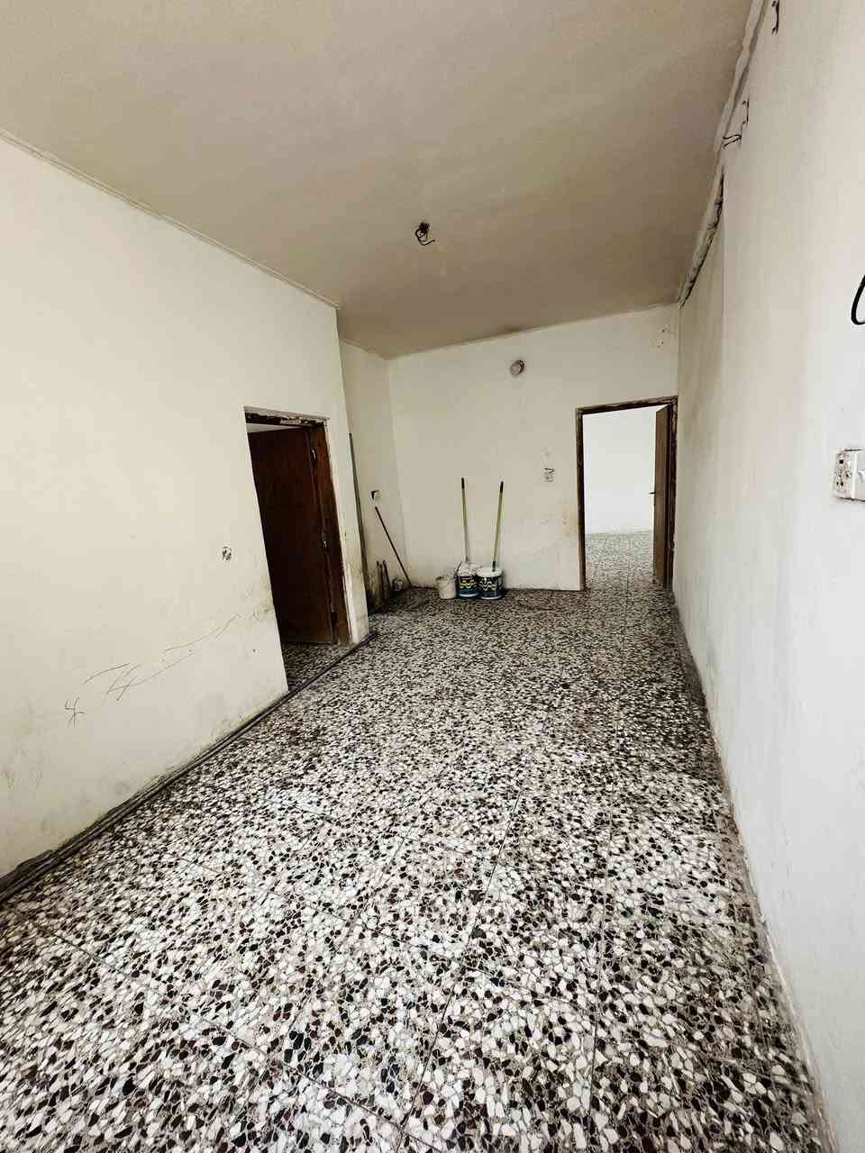 سلام عليكم شقة لليجار ابو دشير قرب مدرسة الفيالق
غرفة نوم و استقبال و ‏صحيات و مطبخ 
سخان موجود ماء اسالة موجود تانكي موجود كهرباء موجود سحب مولد موجود الشقة جاهزة 
للتواصل او الاستفسار *********** ￼
