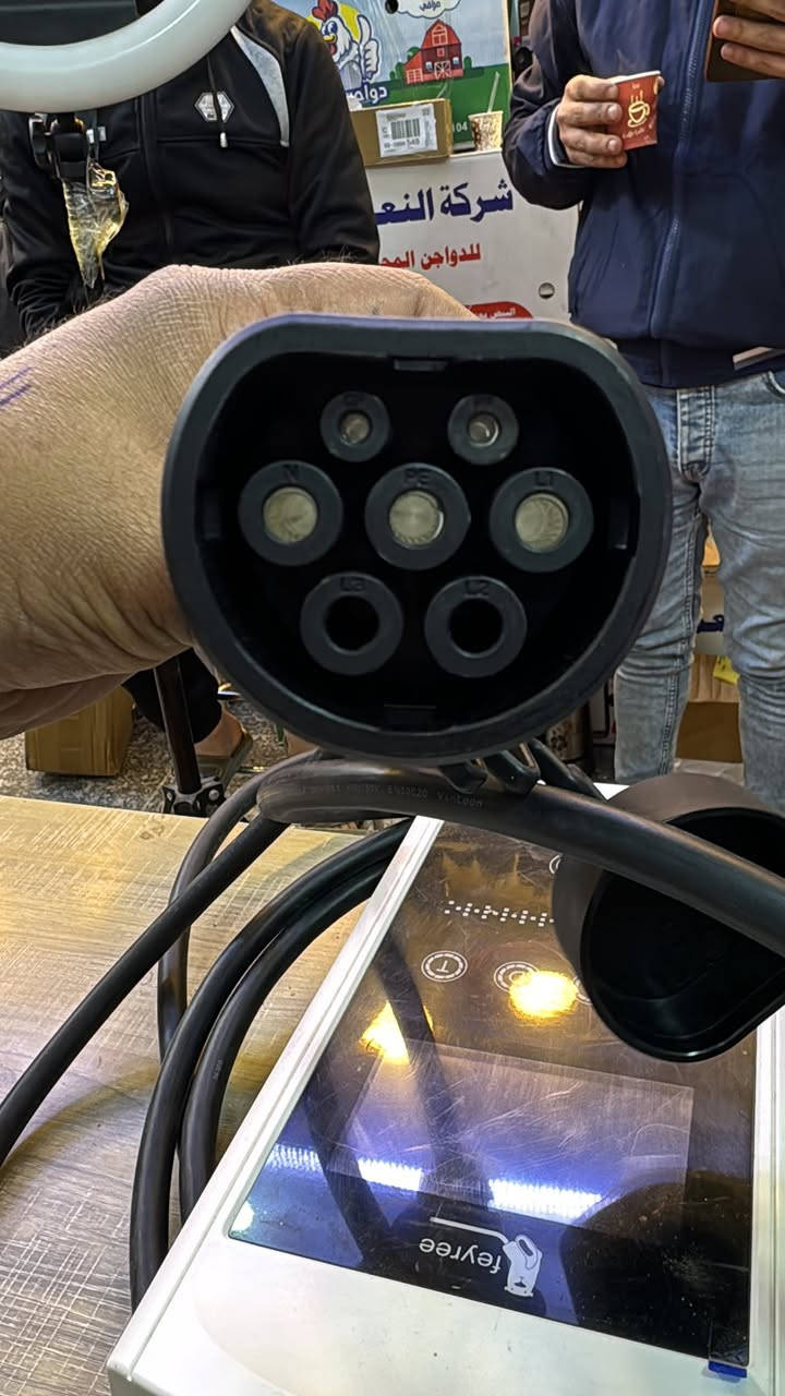 السلام عليكم  الشباب طيبه قطعتين شواحن ترهم تسلا وترهم BYD 32A 250V سعر القطعه 300 الف القطعتين 500. الف العنوان بغداد التواصل واتس ***********
