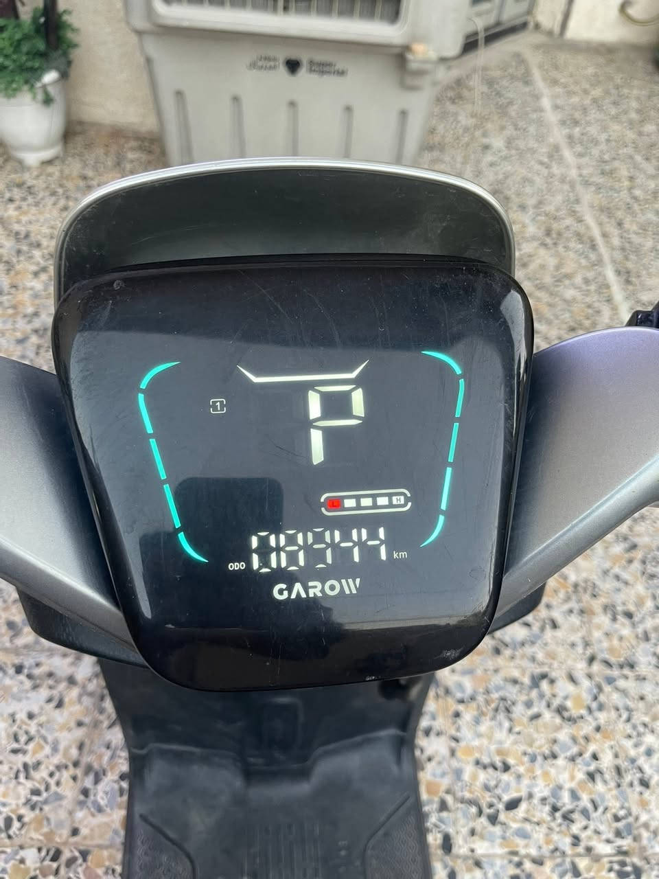 ⚡️ دراجة شحن GAROW RZ300 أصلية للبيع ⚡️
السلام عليكم شباب، دراجة شحن نظيفة جداً وبمواصفات ممتازة للبيع:
المواصفات:
 الماركة والموديل: جارو أصلية (GAROW RZ300) استيراد مباشر من الصين (صناعة متينة مو مثل العادي).
 الشاشة: شاشة رقمية دجيتال ذكية (LED) تطلعلك كل التفاصيل: السرعة، نسبة الشحن، والمسافة.
 العداد (المسافة المقطوعة): ماشية 8,944 كيلومتر فقط.
 السرعات: تحتوي على 3 سرعات (أنظمة قيادة) تكدر تتحكم بيها حسب حاجتك.
 النظام والأمان: فرام (بريك) ديسك أمامي هيدروليك لثبات عالي على الطريق.
 المظهر والراحة: لون سلفر مميز، كشن جلد مريح (خياطة دايموند) مع مسند ظهر للمقعد الخلفي.
 الإضافات: لايت أمامي LED قوي، إشارات، ومرايا جانبية كاملة.
تستعمل دلفري مال صين 
المميزات والضمان:

الاستلام من باب البيت: ريح نفسك، التوصيل والاستلام يكون مباشرة من باب البيت 
🛑 ضمان فحص يوم كامل: إلك حق تفحص الدراجة وتجربها لمدة يوم، إذا طلع بيها أي خلل أو شي ما عجبك، ترجع وفلوسك عندك

السعر والتفاصيل:
الدراجة كاملة وما تحتاج أي مصاريف
سعرها 500 قفل 
للاتصال ***********
