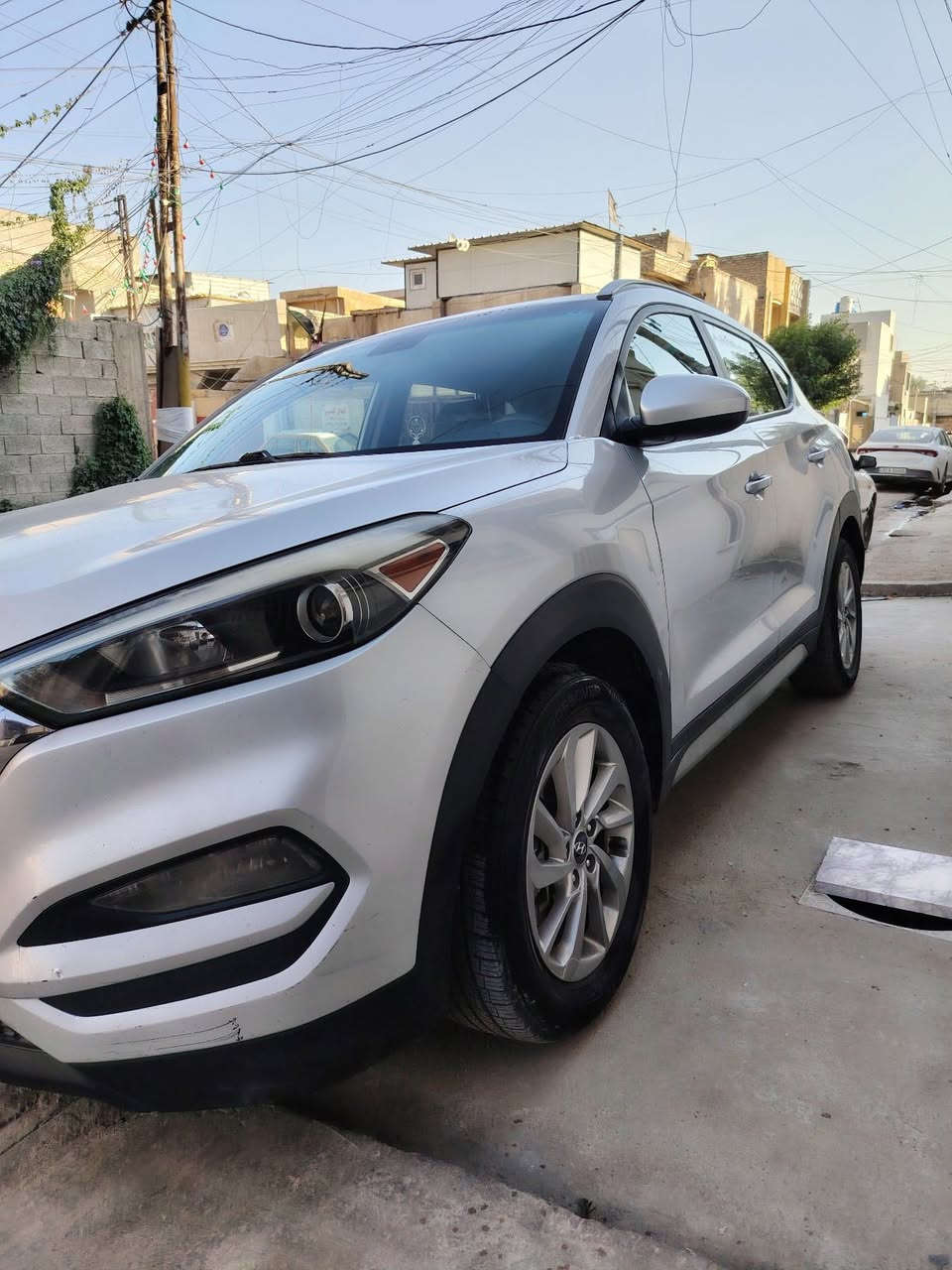 السلام عليكم اخوان
توسان موديل 2018 
ماشيه 120 مايل حقيقي 
السياره جديده جداً بدون اي نقص 
المواصفات العاديه للتوسان  فور ويل كشنات تدفئه كهرباء 
نظام كاربلاي تحكمات ستيرن مثبت سرعه وبعد هواي بيه مواصفات 
تخم تاير جديد 
الحادث قطعتين رش فقط وصور الحادث ضمن المنشور 
رقم بغداد باسمي تحويل شوكت ميعجبك 
مكان السياره بغداد الدوره 
للاتصال *********** 
أو تفضل خاص تفاصيل اكثر
