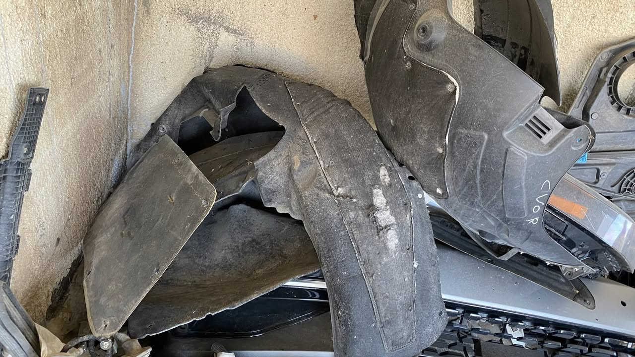 السلام عليكم 
غراض ev6 و ايونك 5 وايونك 6 
غراض (ev6) 
دعامية وجاملغ ولايت واطار جاملغ 
وفسفوره دعامية خلفية يمين 
غراض (ايونك6) 
بطاين ابواب كاملة مع السماعات والمكينة مال جام وجام اصلي ابيض 
دبل مال شركة وبطانة تاير خلفي يمين
غراض ( ايونك 5) 
لايت يمين ويسار كامل مروحة امامية 
بيها كسر بسيط ماطور ايرفلاب كامل
((( المكان بغداد اليرموك )) 
للاتصال ***********
