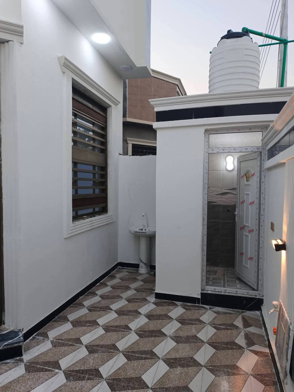 ألسلام عليكم ورحمه ألله وبركاته
اللاستفسار ***********

توفر  ثلاث داور سكن للبيع
المساحه 160م
بناء حديث وشقل درجه أولى
فارغ جاهز للسكن 
مجمع متكامل منطقه هدوء ومرتبه
على شارع 12 متر
جميع الخدمات متوفره
ماء 🚰 + كهرباء + مجاري
مدارس كلشي قريب عليك

محتويات البيت ⬇️
كراج
دوانيه
صاله
غرف نوم 2
مطبخ
صحيات خارجي + داخلي

نوع العقار : طابو ملك صرف زراعي عراقي سند 25
العنوان البصره أبي الخصيب
طريق سيد حامد قرب مدينة 🌇 لاندلس 

السعر 85 مليون وبي مجال
اللاستفسار ***********
