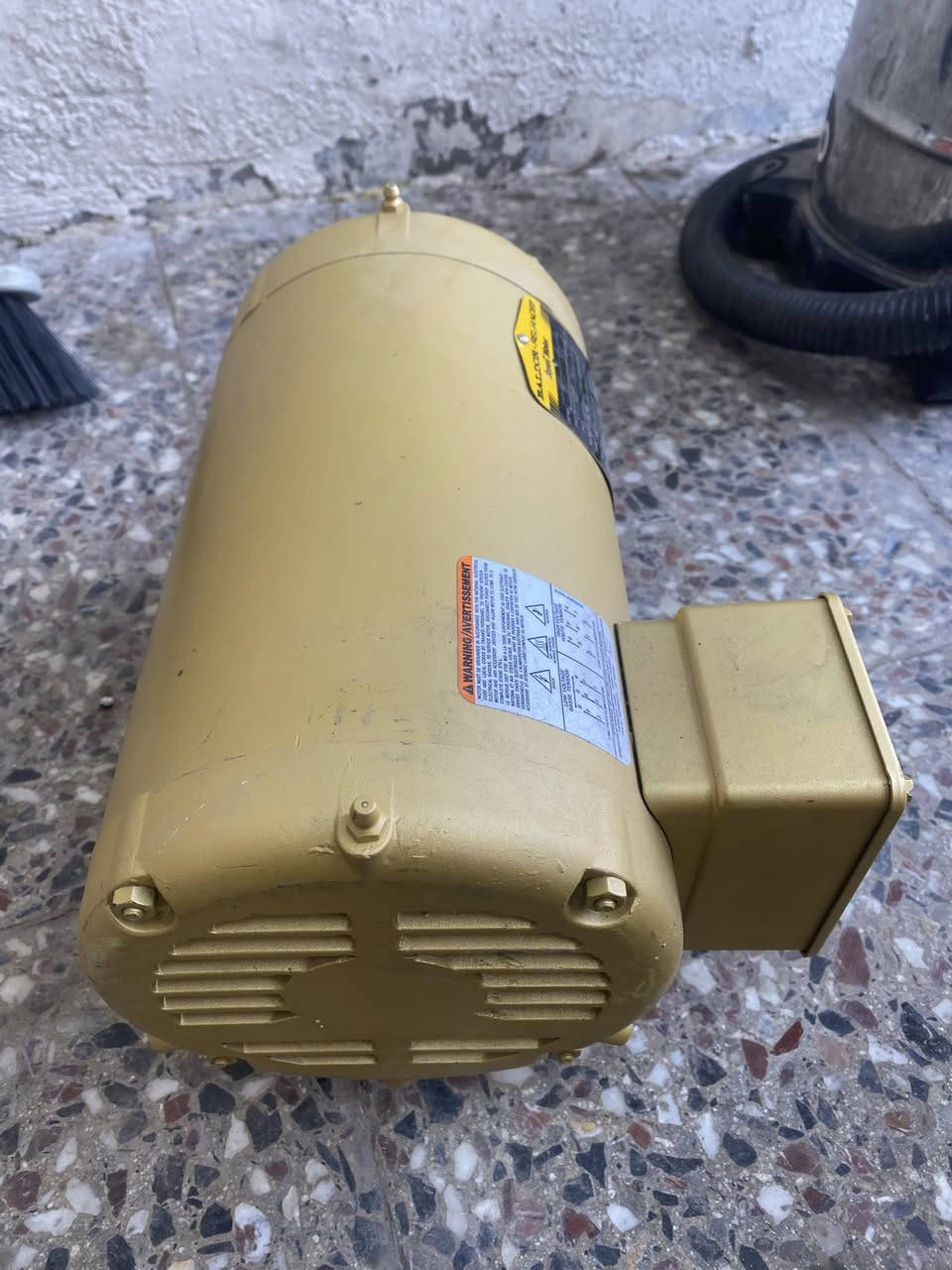 السلام عليكم 
للبيع خمسة حصان 5HP دورة 3400 جديد كارتون مامشدود أمريكي ثري فيز  بغداد شارع فلسطين 
***********
