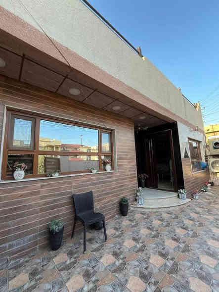 للبيع - دار في حي الإعلام 👍
*المواصفات:*
- *المساحة:* ١٦٨ متر مربع 🏠
- *ركن 🌟
- *البناء:* حديث 🔝
- *الطوابق:* طابق واحد 🏗️

*التفاصيل:*
- *كراج:* 🚗
- *هول:* 🏠
- *استقبال:* 👥
- *مطبخ:* 🍳
- *مناور:* 🌞
- *غرف نوم:* ٢ 🛏️
- *صحيات:* 🚽
- *بيتونه:* 🌟
- *سطح:* 🌞

*المميزات:*
- *بناء حديث ومرتب*
- *سعر مناسب*

*للمزيد من المعلومات:*
- *الاتصال على:* *********** أو *********** 📞
- *عنوان المكتب:* حي البكر، سايدين الكنيسة، مجاور معهد النجاح، عقارات أرض الملوك 📍
