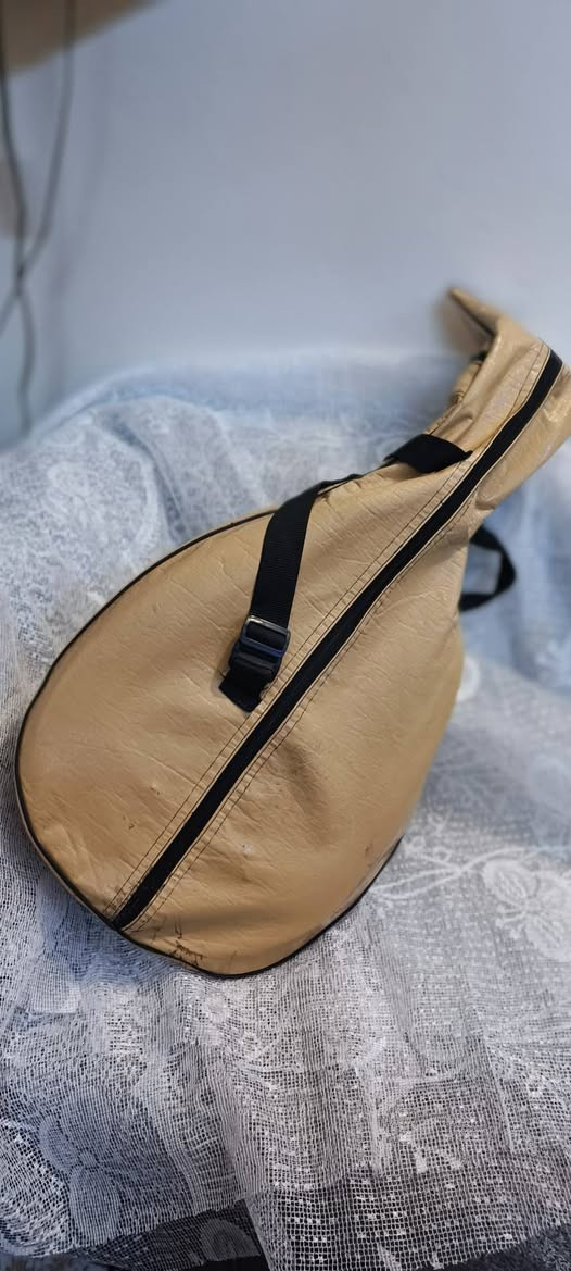 السلام عليكم
عود زرياب رقم ١ :  وياه ريشتين

السعر  : ٢٥٠ الف 

تواصل / واتساب  ***********
