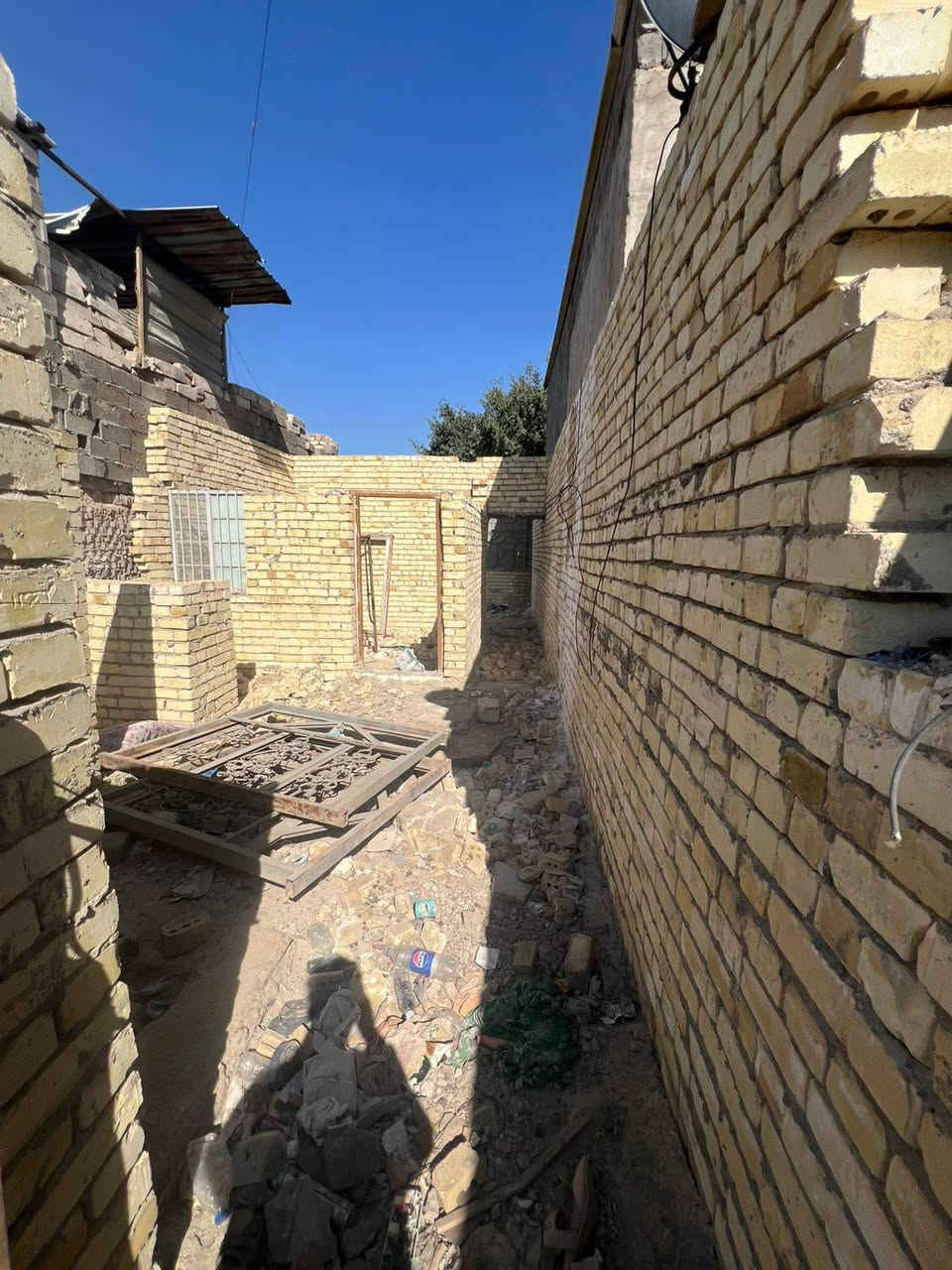 قطعه ارض للبيع مساحه130 متر ونزال 26 متر منطقه الري بدايه شارع ابو نزار للتواصل ***********
