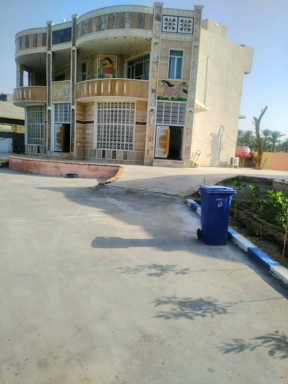 للبيع مزرعه  طابو صرف سند 25بستان تحويل بالطابو  2300متر تحتوي علئ دارين بناء طابوق الاول180 متر طابقين ونصف 6غرف مع ملحقاتها الواجهات والارضيات جميعها مرمر  تركي مع دار ثانيه مساحتها 100مترغرفتين مع صاله وملحقاتها مسيجه بالكامل بلوك والممرات صب رفت المزرعه وجهين  العنوان بغداد الرصافه طريق السياحي تبعد عن حي البتول 10دقائق تبعد عن الشط 300متر  سعرها 425 مليون الاستفسار فقط علئ التلفون***********
