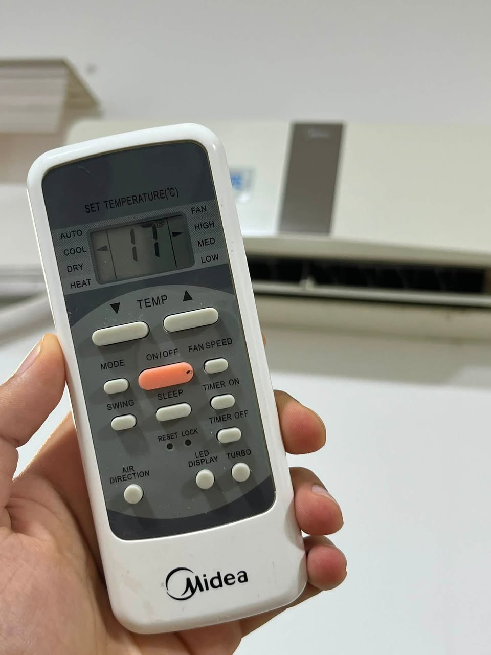 سبلت ميديا 1 طن  اعتيادي ( تبريد + تدفئة )شغال كامل سعره 250 الف وبيه مجال حك الجيه المكان الرمادي - حي العادل تواصل خاص او اتصل ***********
