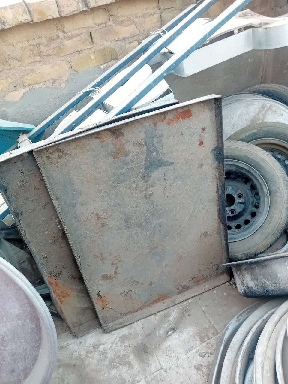 أغراض حلويات مع صواني حجم ٦٠ و٧٠ للبيع م ***********
