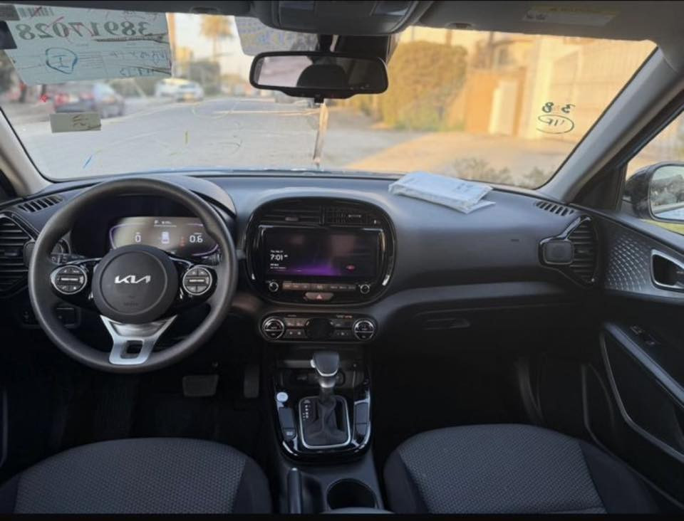 السلام عليكم كيا صول 2023 حادث بسيط بس بلدعاميه من الاسفل موضح بلصور وموجود الشاصي واجت من امريكا بيها رش جاملغ خلفي وباب خلف السائق كلير بدون حادث اومعجون  تريد طلع الصور مواصفات كراسي كهرباء بصمه شاشه السياره نضيفه جداً ومابيها اي نقص السعر 160 ورقه وبيها مجال بسيط للشراي للاتصال والاستفسار *********** السياره بأسمي تحويل ثاني يوم مكاني بغداد شارع فلسطين
