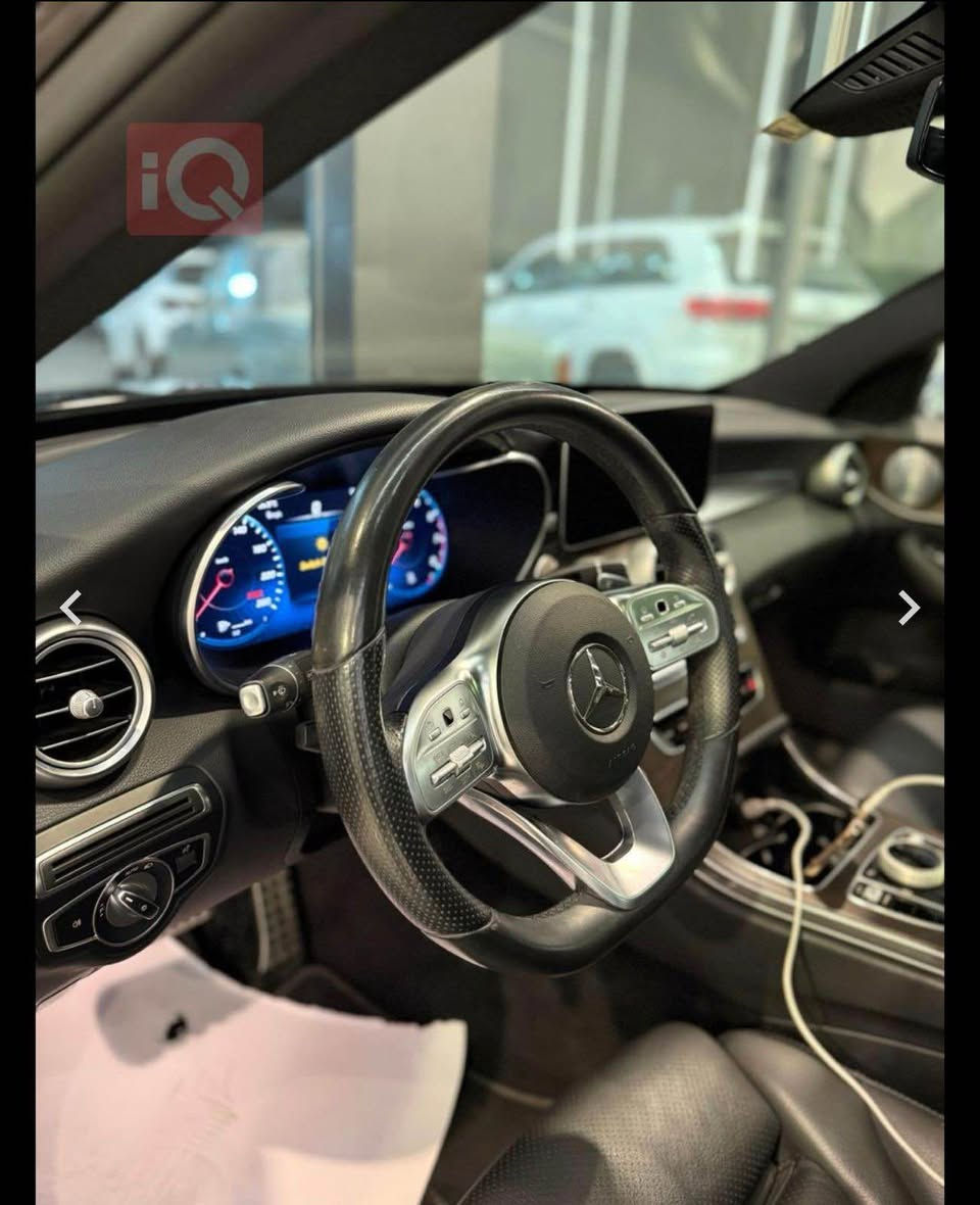 مارسيدس C300 موديل 2021 

حادثها كلش بسيط موجود رقم الشاصي بالصور 
ما ماشيه هوايا حالتها كلش نظيفه 
للتواصل على هذا الرقم 
*********** 

مواصفاتها 

المحرك: 4 سلندر تيربو سعة 2.0 لتر

القوة: 255 حصان عند 5800 دورة/دقيقة

العزم: 370 نيوتن متر (273 lb-ft)

ناقل الحركة: أوتوماتيك 9 سرعات (9G-TRONIC)

نظام الدفع:

خلفي (RWD)

رباعي 4MATIC (اختياري)

التسارع 0-100 كم/س: حوالي 5.7 ثانية

السرعة القصوى: حوالي 209 كم/س محددة إلكترونياً

استهلاك الوقود: حوالي 23–33 ميل/غالون حسب القيادة

الطول: 4687 مم

العرض: 1810 مم

الارتفاع: 1443 مم

قاعدة العجلات: 2840 مم

مصابيح أمامية LED كاملة

شبك أمامي رياضي مع شعار مرسيدس كبير

جنوط ألمنيوم 17–19 إنش حسب الفئة

مرايا كهربائية مع إشارات انعطاف

فتحة سقف بانوراما (اختياري)

عدد المقاعد: 5 ركاب

شاشة معلومات وترفيه 10.25 إنش

شاشة عدادات رقمية

نظام Apple CarPlay وAndroid Auto

مقاعد كهربائية مع ذاكرة

تكييف هواء ثنائي المناطق

إضاءة داخلية محيطية (Ambient Lighting)

سعة صندوق الأمتعة: 356 لتر

نظام Blind Spot Assist للتحذير من النقطة العمياء

نظام Collision Prevention Assist لمنع الاصطدام

نظام مراقبة انتباه السائق

مثبت سرعة

تشغيل بدون مفتاح (Keyless Start)

كاميرا محيطية 360° (اختياري)

حساسات أمامية وخلفية للمساعدة على الركن أربيل, العراق
