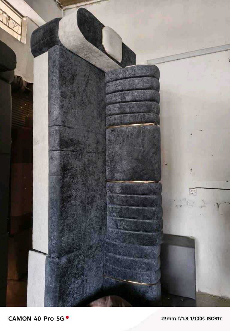 ديكورات ديوانية فاخرة ومتنوعة بألوان وتصاميم متعددة تلائم جميع الأذواق. مصنوع من قماش ناعم ومريح مع تفاصيل ذهبية أنيقة تعزز من مظهره الجمالي. متين ومناسب للاستخدام في داخل المنازل أو المجالس الكبيرة.