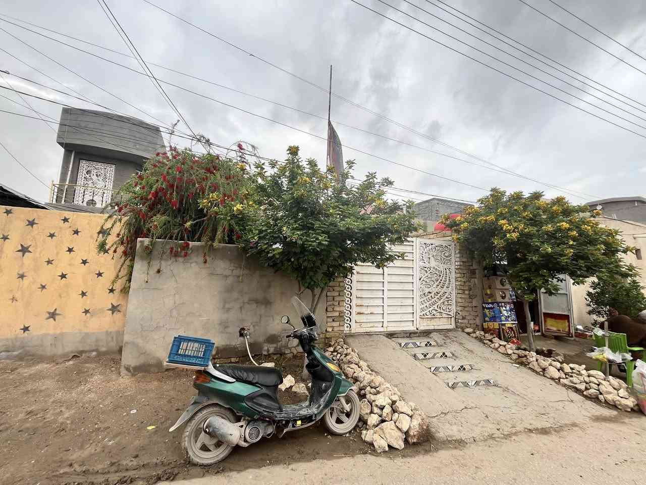 في الصور ادناه المساحه الكليه ٦٠٠ 
متر  ٤٠٠ متر طابو صرف و٢٠٠ طابو زراعي تحتوي على داران ومحل صغير وقطعة ارض ١٠٠ متر متأهله للبناء  
موقع سياحي 
خلف محطة بنزين خانه 
متوفر شارع تبليط مع كافة الخدمات 
وللاستفسار اكثر 
اتصل على هذا الرقم 
***********
