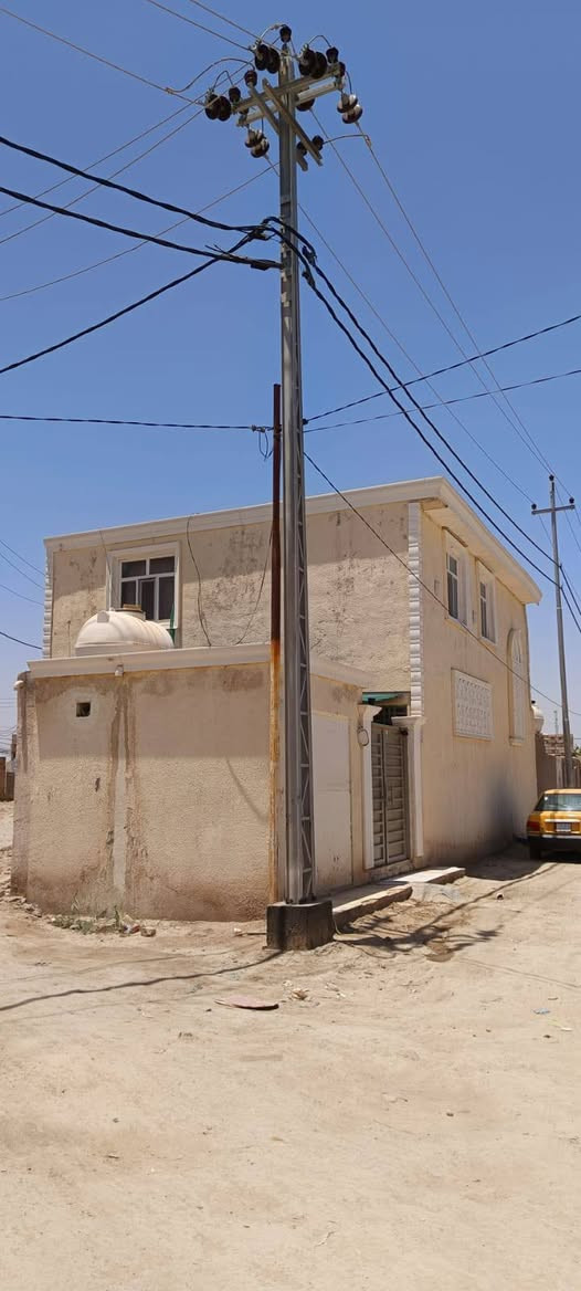 سلام عليكم
بيت للبيع ال احمد نزلت سيد عوده سند 25ميت متر عل زوار مرقم من قبل البلديه يتوفر كافة الخدمات ركن على شارعين المساحه 165يتوفر اربع اغرف صالتين ثنين مطابخ 
اتصل ***********
