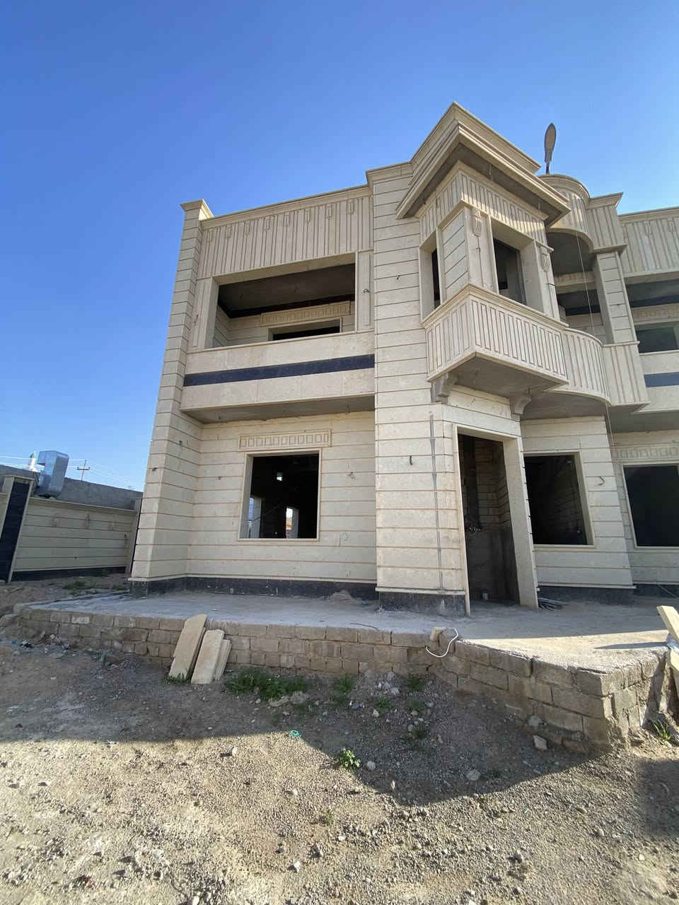 للبيع دار طابو صرف مساحة 512 متر  قيد الانشاء الواجهة حلان الدار ركن مباشر على شارع الحياه شارع 30 الدار 5 غرف نوم استقبال صالة داخلية مطبخ حار بارد صحيات الطابق الارضي والطابق الثاني الدار شغل فول نظام كامرات الدار مسس كهرباء وماء ومجاري للاستفسار مراسلة الصفحة او الاتصال على الارقام التالية 
***********
***********
