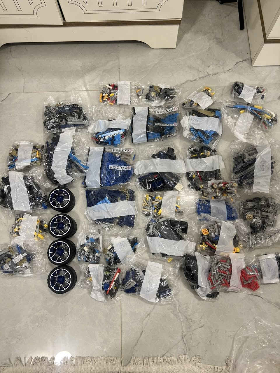 هاي مو ليكو طرگاعه بس الكتالوك بي كيلوين والاكياس بيهم گونية كاملة  التفاصيل تتكون هذه المجموعة من 3599 قطعة.
تتميز بنموذج بمقياس 1:8 يماثل السيارة الحقيقية.
تتضمن محرك W16 بمكابس متحركة، وعلبة تروس بـ 8 سرعات، وجناح خلفي نشط.
يحتوي النموذج على مقصورة قيادة مفصلة وعجلة قيادة تحمل شعار Bugatti. متوفرة واخر قطعة والف عافية عالياخذها


**إذا كنت صاحب هذا الإعلان وتريد حذفه لأي سبب، رجاءا أرسل رسالة إلى الدعم الفني**