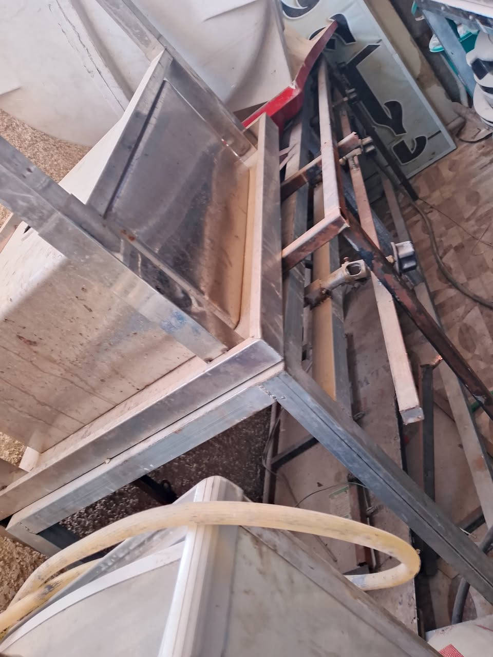 سلام عليكم عراضه مطعم كامل من شواي دجاج وانت نازل اللبيع نبيع كامل شلع *********** مكا ن بغداد الكرخ بلحريه
