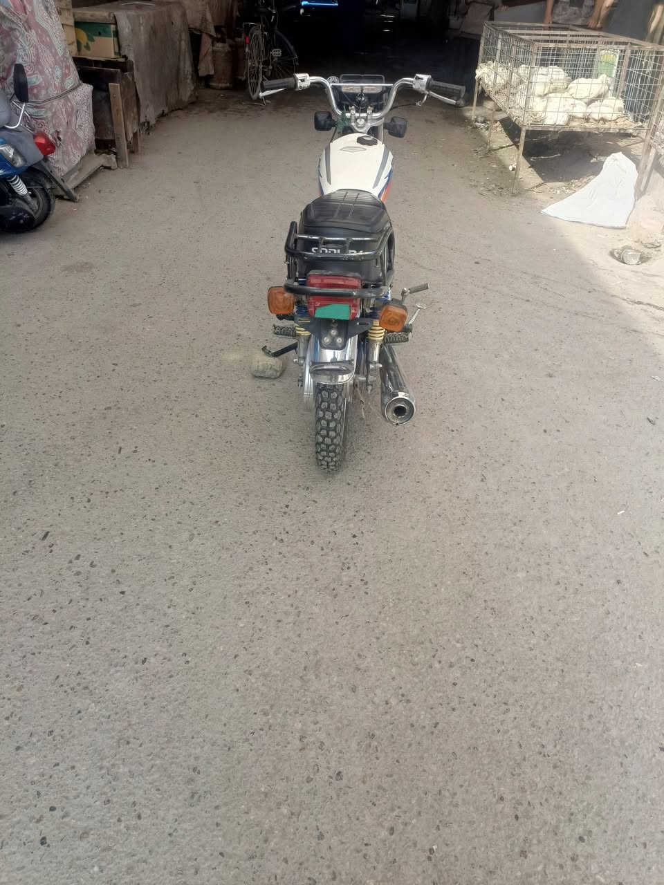 سلام عليكم دراجه للبيع اوراق موديل اربع وعشرين محرك مكفول المكان الحمزه الغربي السعر (650) وبيه مجال الرقم ***********
