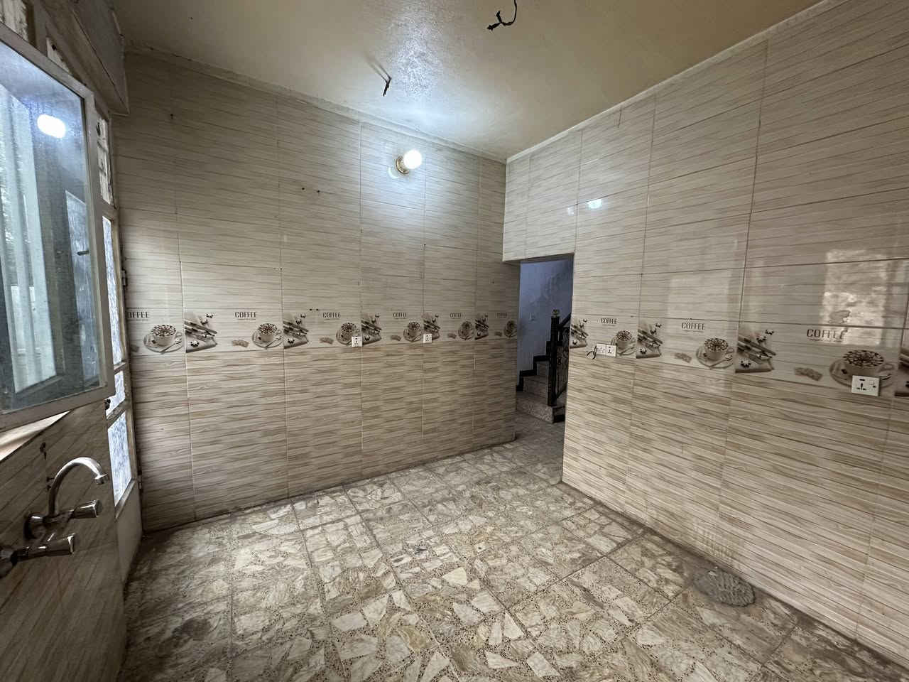 منزل الإيجار بناء حديث
مساحته ٥٠م
العنوان الدوره نهايه شارع ٦٠ قرب روضه الاقمار 
مطبخ وستقبال وغرفه صغيره في الطابق الارضي 
غرفتين في الطابق الثاني حجمها ٣×٣،٥+غرفه صغيره +مخزن سطح مع بيتونه كبيره 
سعر الايجار ٦٠٠ وبي مجال 
للاتصال ***********م
