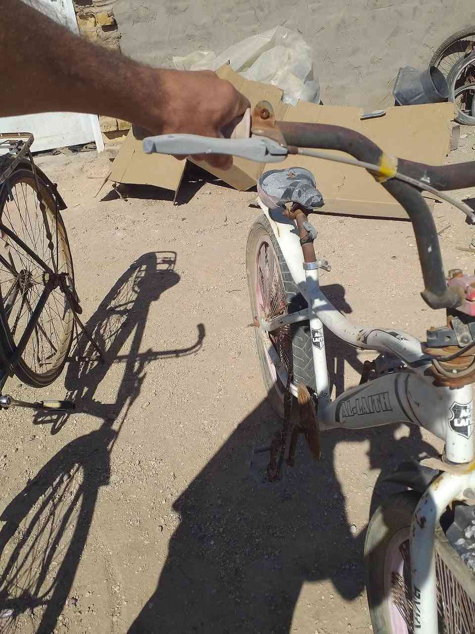 بايسكل قديم عندي وتاركه فوك سطح
مكاني ابو غرق 

***********
