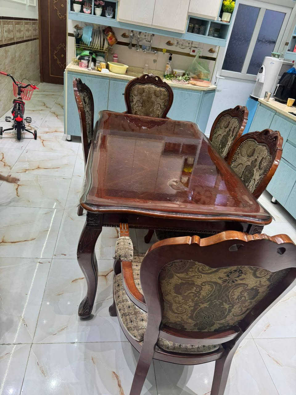 ميز زان ويا ٦ كرسي واحد فقط مكسور***********
