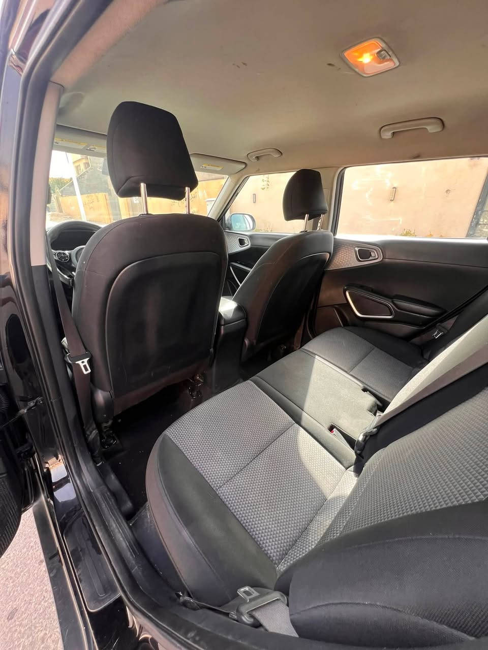سلام عليكم كيا صول وارد امريكي  موديل2022. محرك 1600 سياره بيها قطعه وحده تبديل ماشيه 101330km.  مكينه وكير كفاله .
الموصفات.
كامره خلفيه 
نضام قياده ثنين 
تحكم ستيرن 
السعر .130
الهاتف ***********
