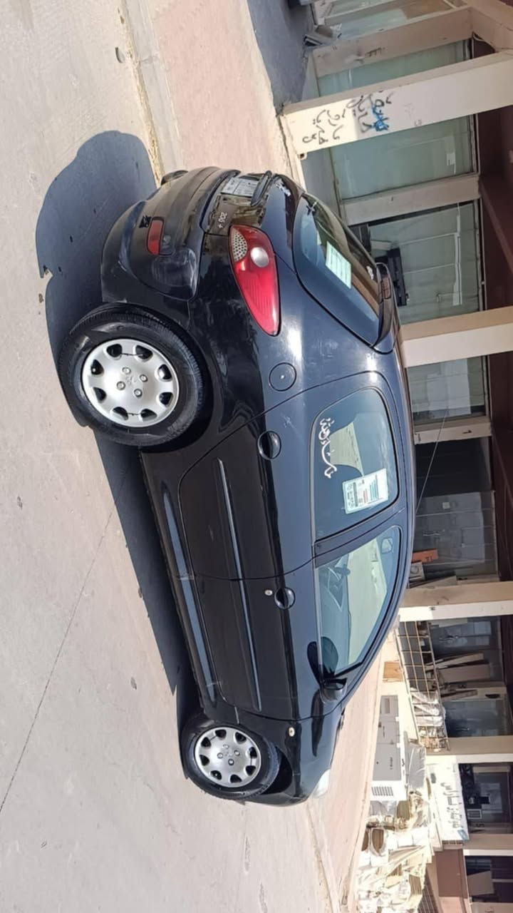 Peugeot 206+ RS
بەناوی خوای گەورەو میهرەبان
***********
بيجۆ فرەنسی مەکینە Z06
مۆدیل 2011
گیر عادی مرغوب 
گیر و مەکینەی بەشەرت 
تەبرید ساردو گەرم 
سەنەوی پلاستیک ورەقەم جنوب بەشەرتی ئەولیاتو حاسیبە 
جام کارەبای و تحدید سورعە 
بەنزین زۆر کەم دەخوات 
بی بۆیاخ و بی دەعم هەندیک وردە ساردی بجوکی هەیە شایەنی باس نیە 
گیرو مەکینەو ئەولیات و مالی مەدەنی تەقەو رەقەو براوەو وەرگەران و دەعم لیدران و ئیرباگی بەشەرت
نرخی 44وەرەقەو کەمیک مەجال گۆرینەوەیش ئەکەم 
لەپێنجوێنم ٠
***********
