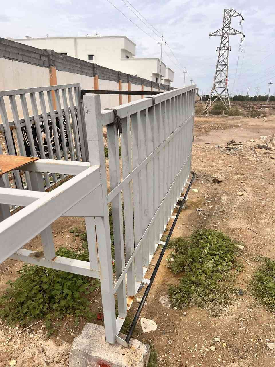 محجل مال كيه عموشه نثيه البيع رتفاع المحجل متره وعشرين محجل حيل حلو بس ناقصه ضيق سعر محجل 350وبي مجال رقم الاهاتف ***********
