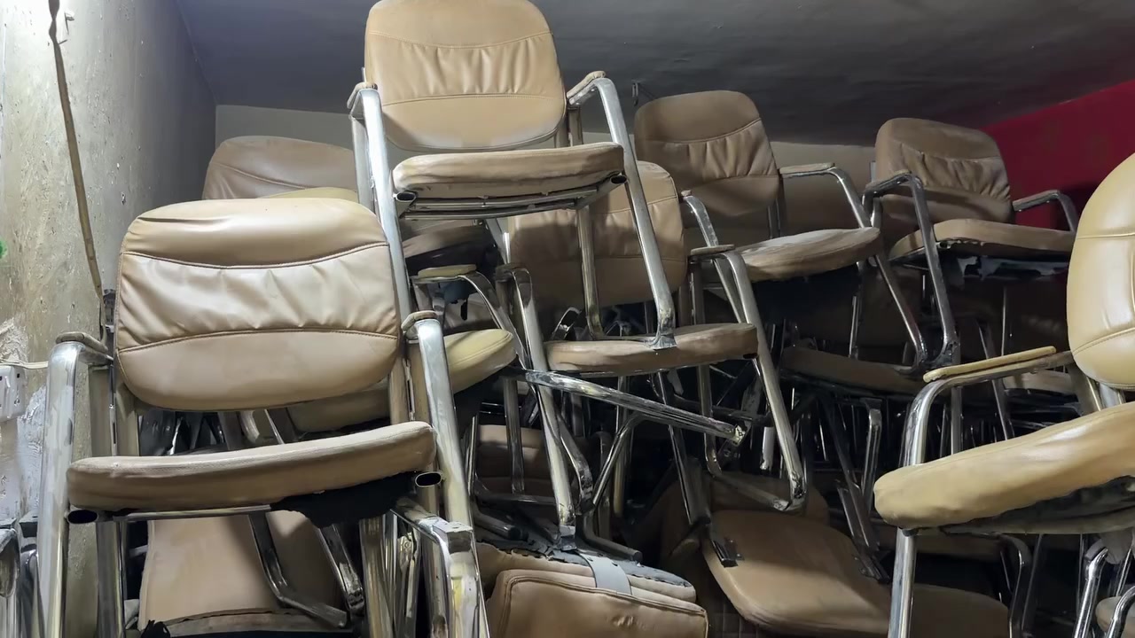 سلام عليكم من رخصت الادمن كراسي للبيع
كراسي بيهن ثابت ومتحرك نضيفات الله شاهد بس متربات
للستفسار الاتصال عل الرقم  ***********
