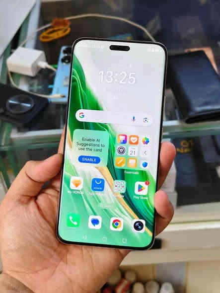 Honor Magic 6 pro
تەنها کارتۆن زەمان خاوێن  نرخی ٥١٠$ دۆلار لە سلێمانیە گەیاندن بەردەستە  
زاکیرە ٥١٢ و ڕام ١٢ گێگا 
کامێرە   / ١٠٨ مێگاپێکسڵ (100X zoom)
پاتری     / ٥٦٠٠ (٨٠ وات)
دەنگ     / دوانە بڵندگۆ/ ستریۆ ساوند 
شاشە     / LTPO OLED, 1B colors, 120Hz
پڕۆسسەر /Snapdragon 8 Gen 3 (4 nm
*********** السليمانية
