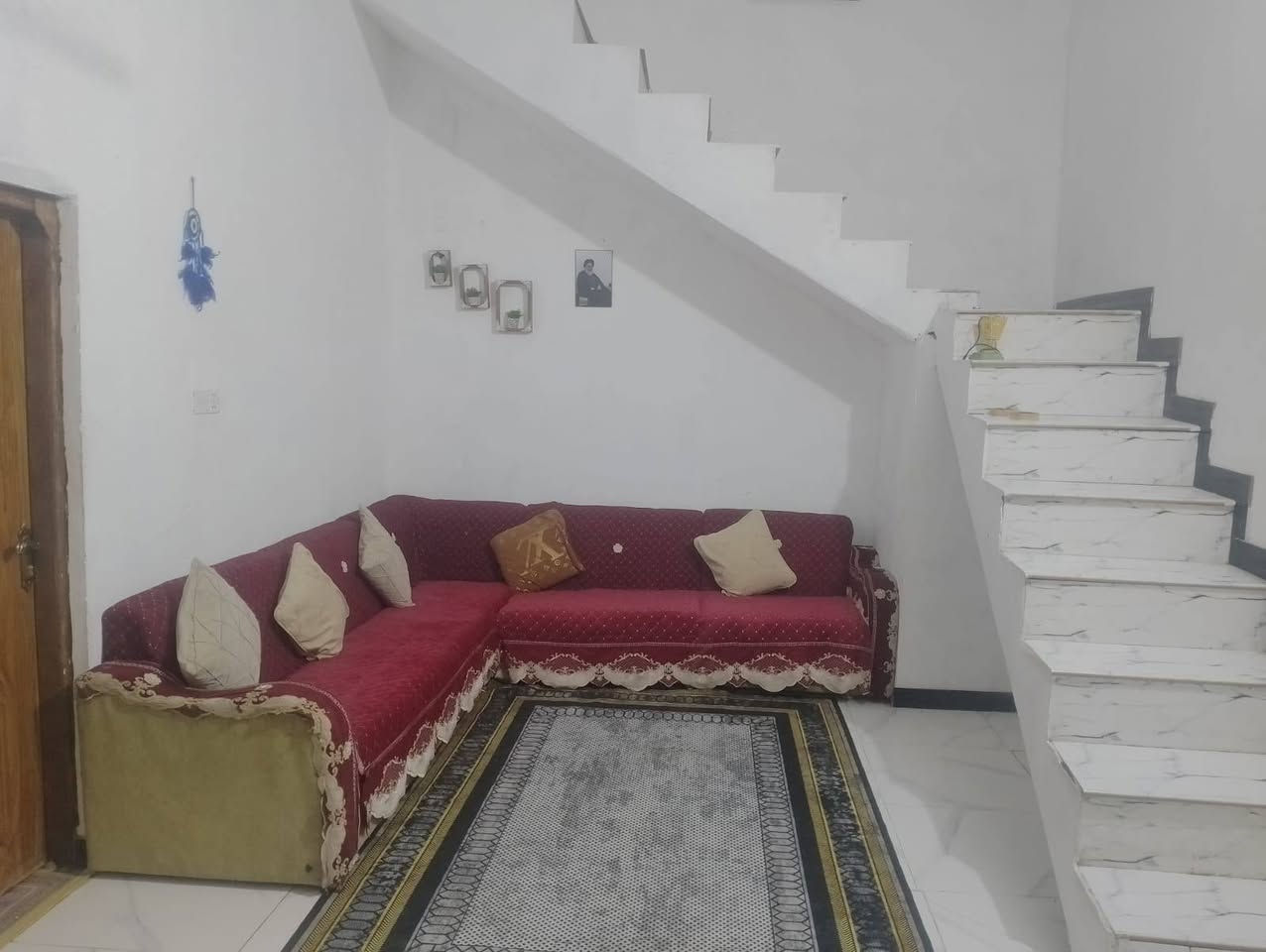 بيت مساحه ٢٠٠ في الاسكان صناعي دور سيد حمزه النزله خامسه فرعي  بناء بلوك كهربائي عكاده بس دوانيه عوزه تشطيب وعكاده 
بي غرفتين 
صاله 
مطبخ 
صحيات داخلي وخارجي 
السعر ٣٦ وبي مجال الشراي ***********
