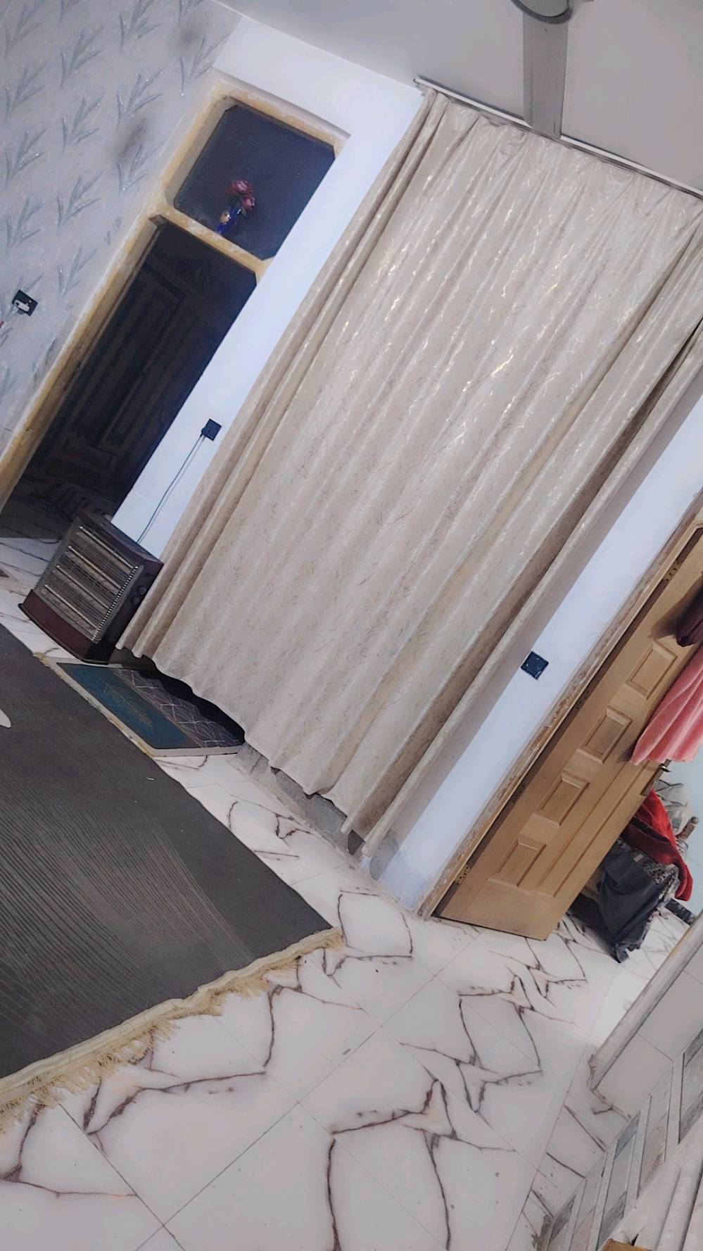 السلام عليكم متوفر بيت للبيع مساحة 100متر مربع سند 25متكون من غرفتين نوم ومطبخ وصاله وصحيات داخليه و خارجيه العنوان شارع80ساده ابو خطه حي النصر السعر 65 وبي مجال
