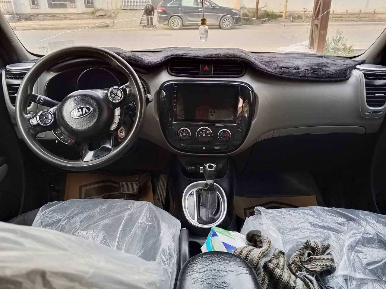 السلام عليكم كيا صول موديل 2015 مكينه كير حداديه تخم تاير تبريد شغال السيارة بيه  اتلث قطع صبغ مكينه 1600 رقم بابل تحويل مباشر ماشيه 114 السيارة جديده مال جناي داخل لونين السعر 99 بالعافيه عله الياخذه رقم الهاتف *********** اني مكلف بلنشر
