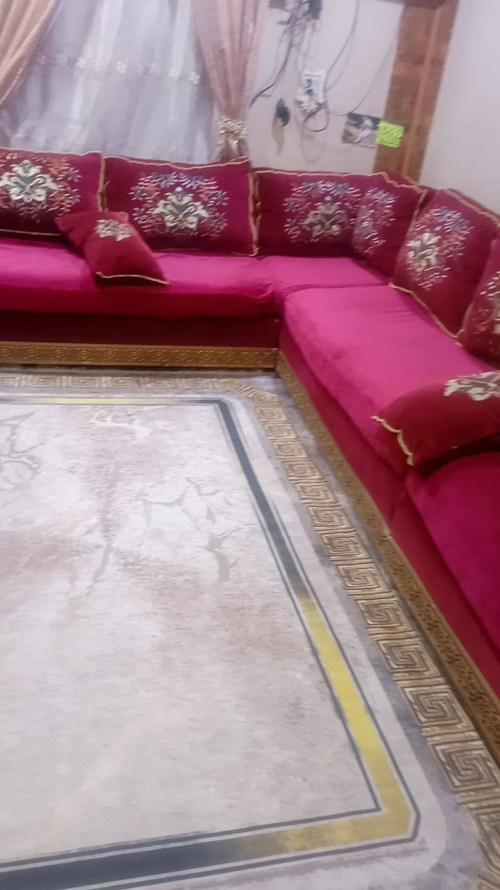 السلام عليكم عي هاي قنفات طخم كويتي جديد استخدام قليل للبيع سعر 600وبيه مجال للتواصل ***********
