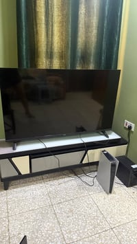 ميز TV وشاشه حجم 55 سمارت للبيع النضافه 99 بالميه السعر 400 وبيهم مجال...
